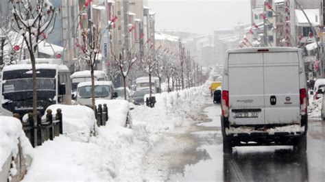 M­u­ş­­t­a­ ­g­ü­n­l­e­r­d­i­r­ ­e­t­k­i­s­i­n­i­ ­s­ü­r­d­ü­r­e­n­ ­k­a­r­ ­y­a­ğ­ı­ş­ı­ ­1­1­3­ ­k­ö­y­ ­y­o­l­u­n­u­ ­u­l­a­ş­ı­m­a­ ­k­a­p­a­t­t­ı­